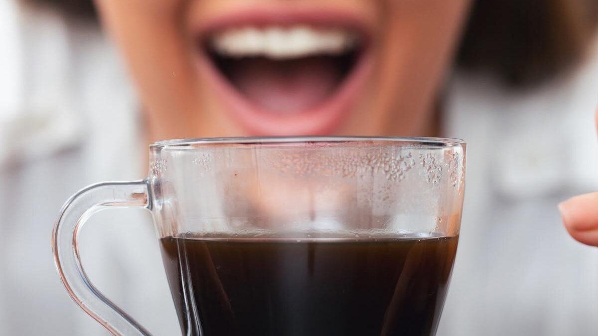 5 Kebiasaan Sehat Setelah Minum Kopi untuk Lindungi Gigi